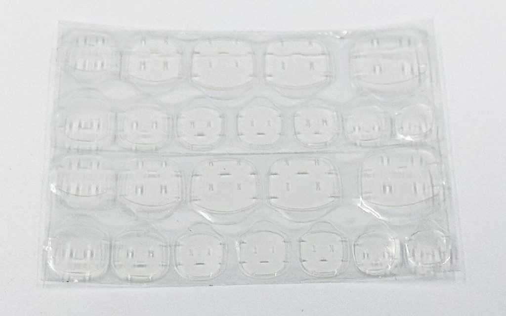 There are 24 pcs Jelly Gel glue pad in the picture